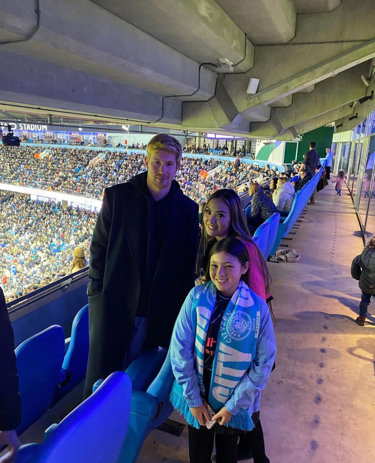 不上班的丁丁，精神状态确实不一般，和小美女的合影，帅，太帅了。[偷笑]