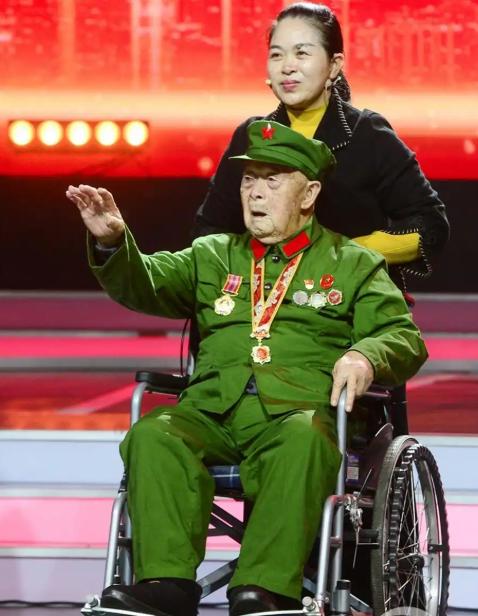 抗美援朝时，他一人歼敌400余人，立下汗马功劳，复员时，却因工作人员写错一字，苦