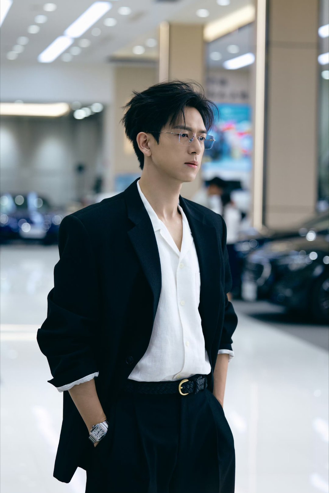 李现金丝框帅成啥了出圈的金丝眼镜造型，也和新角色孟弗渊紧紧绑定。镜片背后藏住角色