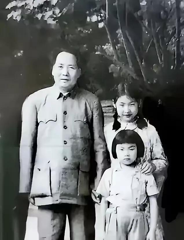 一张毛主席的合影留念，您知道照片中那两位可爱的小朋友是谁，你能叫出他的名字吗#老