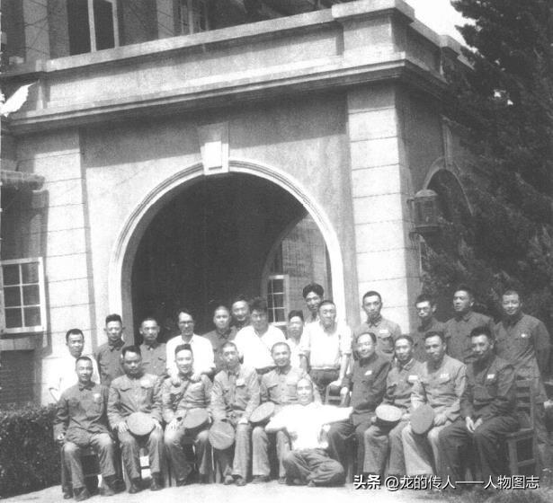 1950年6月10日，段苏权(前排左三)参观南京华东军政大学(席地而坐者为李达)