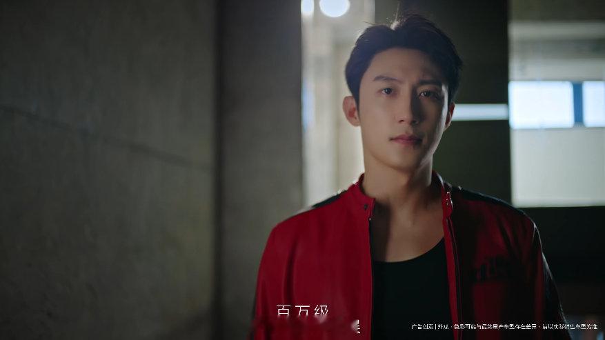 谁能拒绝黄景瑜的黑色座驾 黄景瑜用自身气质诠释了黑色的高级感，他的帕米尔黑色座驾