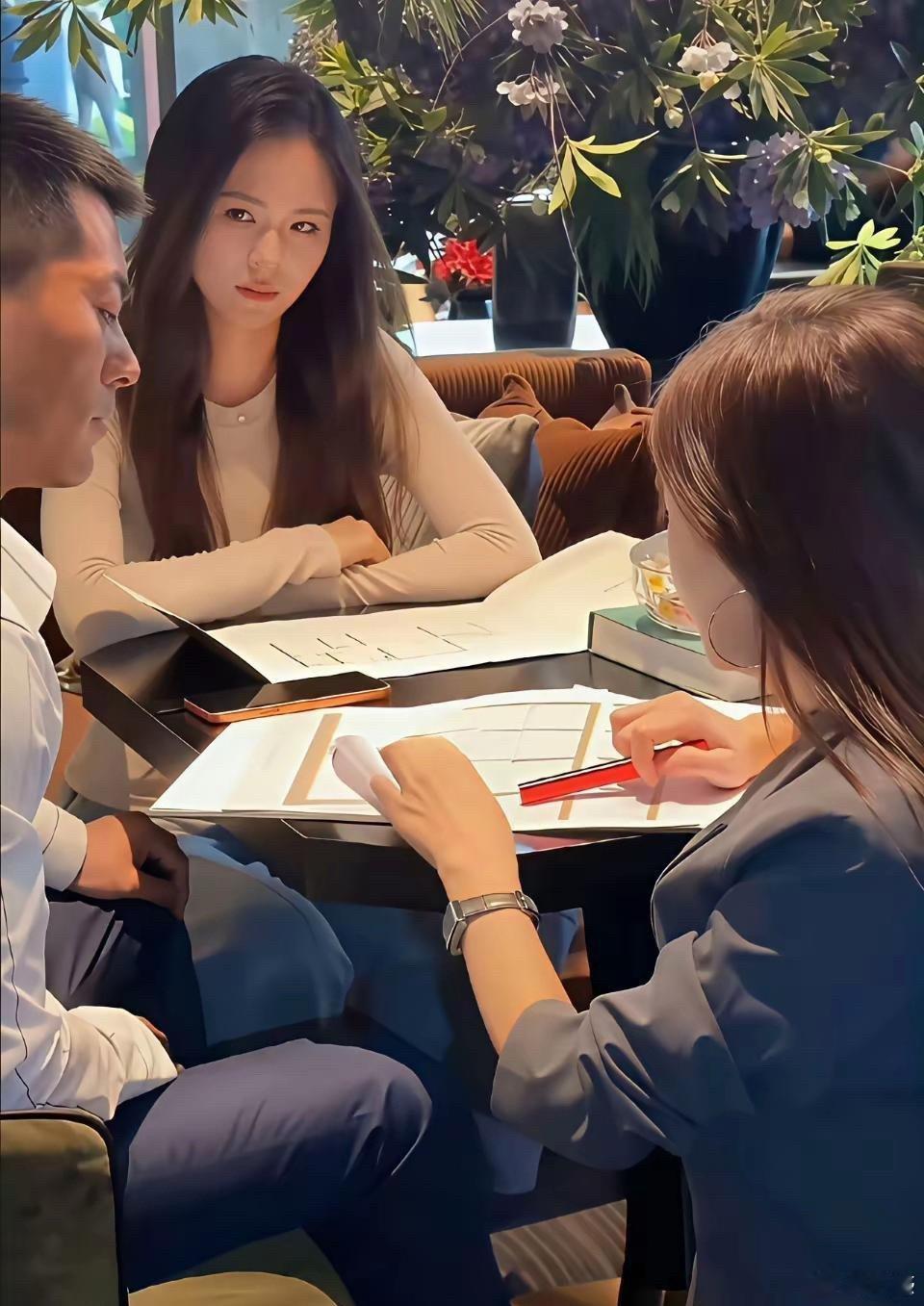 不怪他老婆这个眼神，换谁还不是 