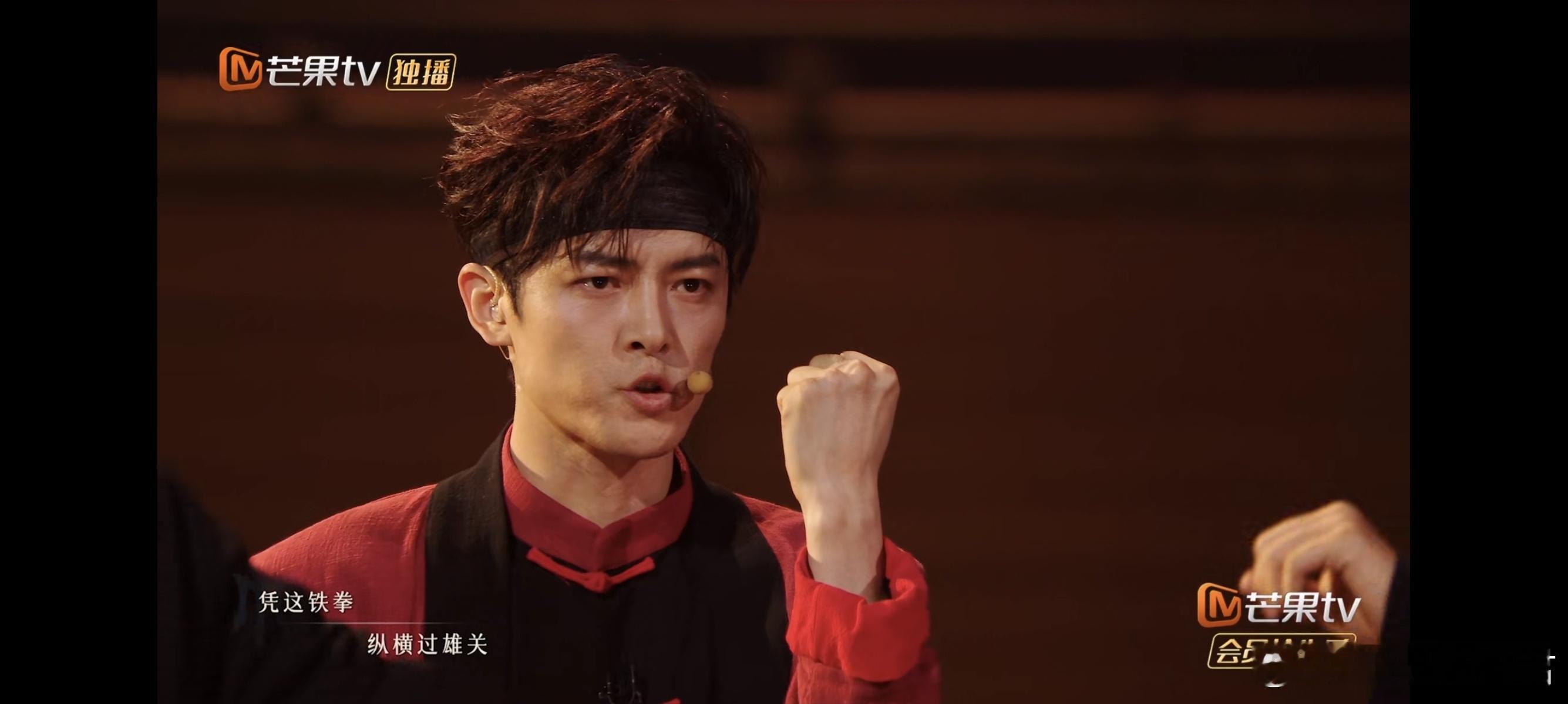 #付辛博铁衣rap# 披4一公舞台也太精彩了吧！付辛博组一首《铁衣》气势恢宏，燃