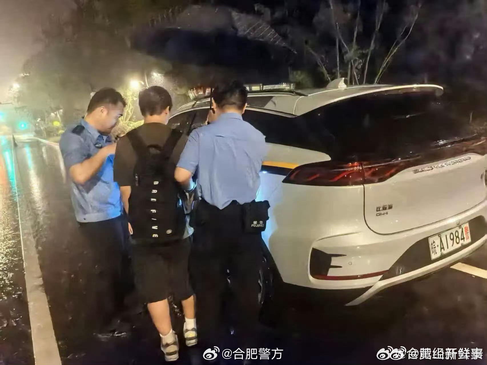 【暴雨夜他们为走失群众照亮归途 】6月19日凌晨，安徽合肥，合肥突降暴雨。一位外