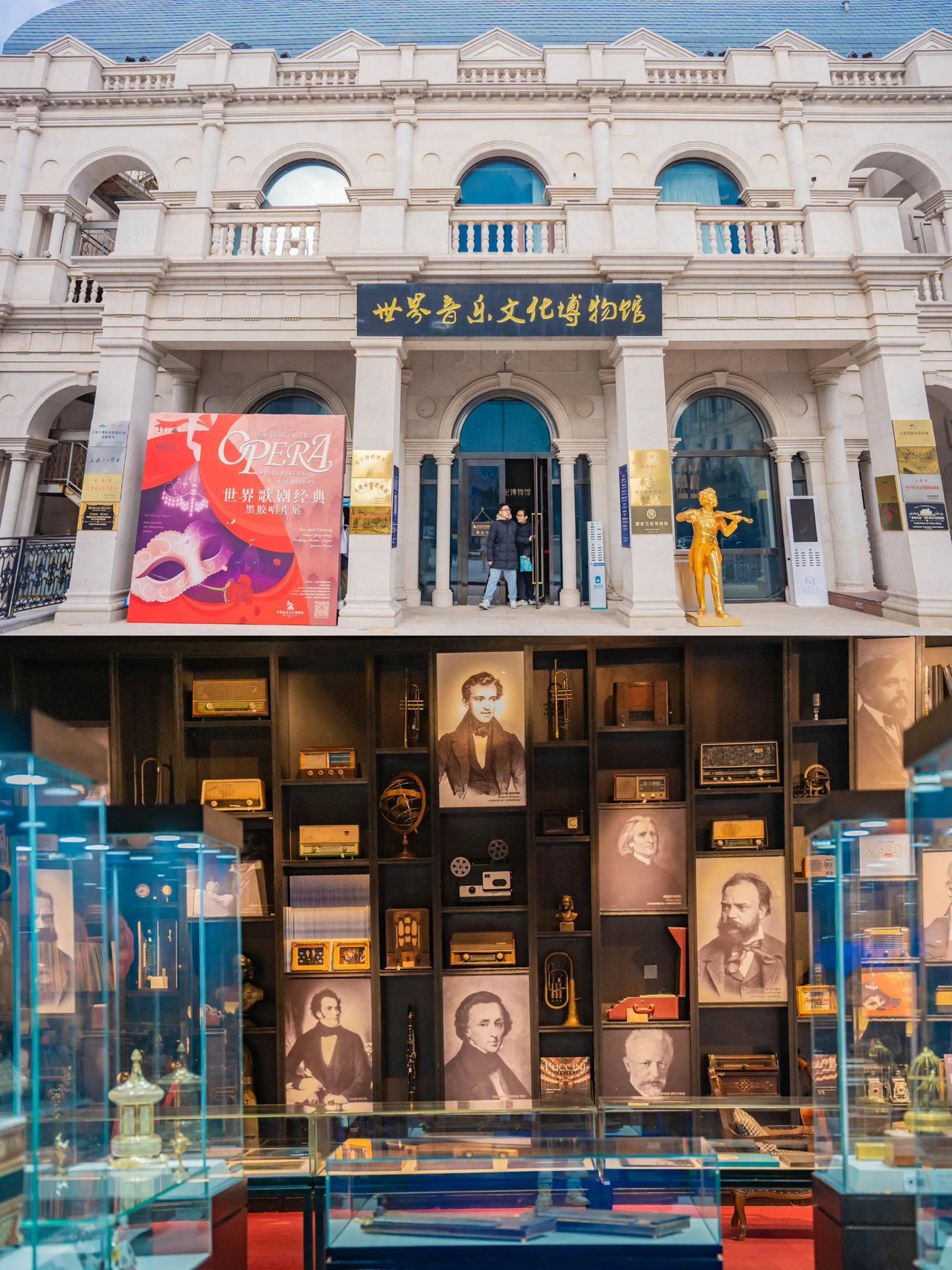 大连世界音乐文化博物馆非常值得一去，走廊两侧展示各种乐器，还有“电影中的音乐”展