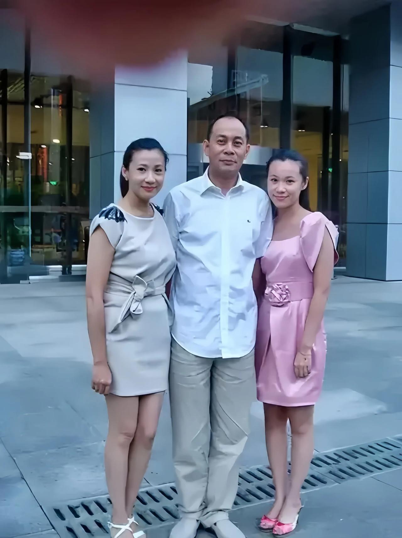 这是张光北与妻子，女儿，在一起的一张合影。
没想到他的妻子面容精致漂亮，身材匀称