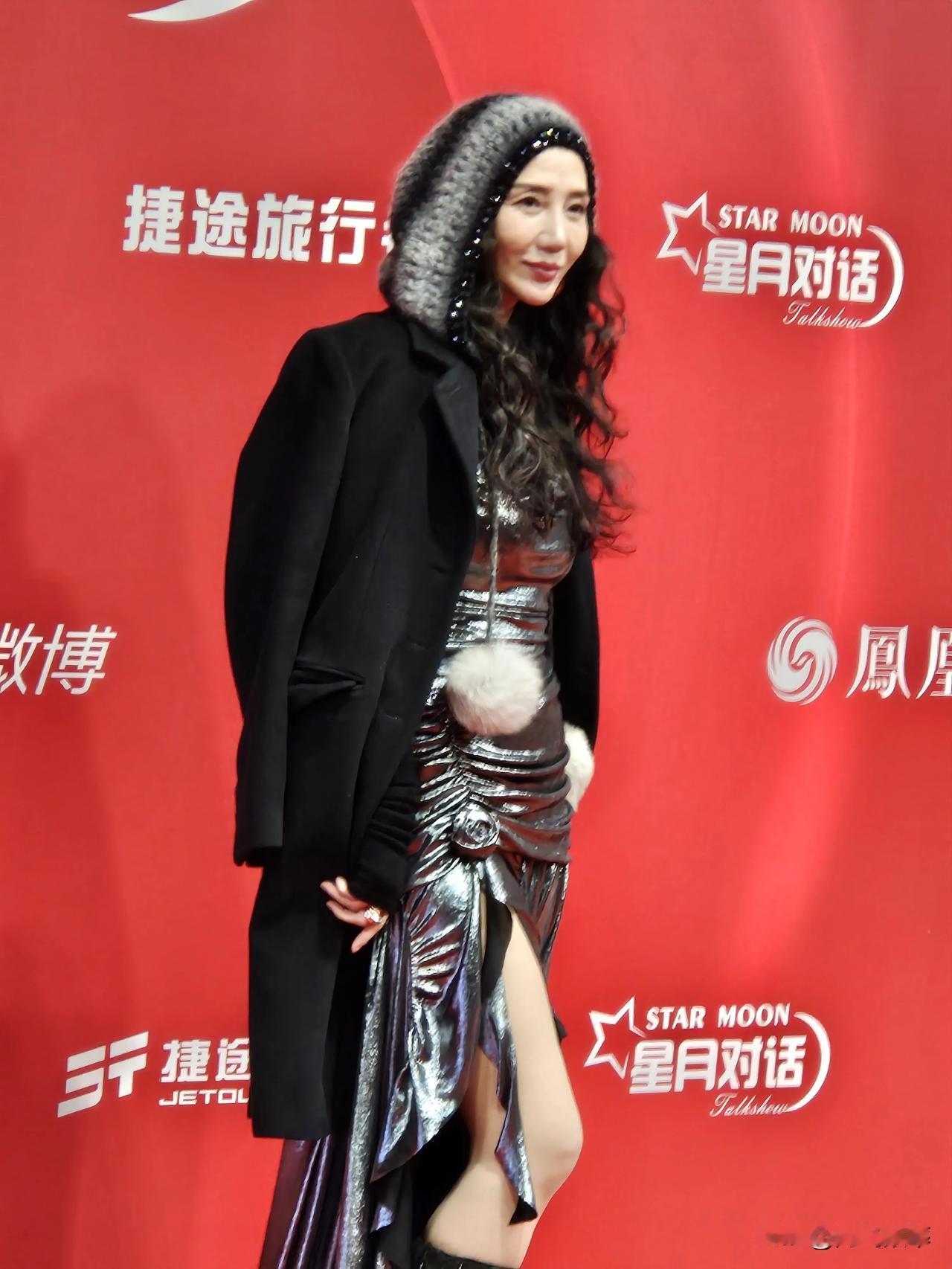 今天来看明星了，不过好多都不认识。#一线明星娱乐# #明星红毯哪家强# #谁走红