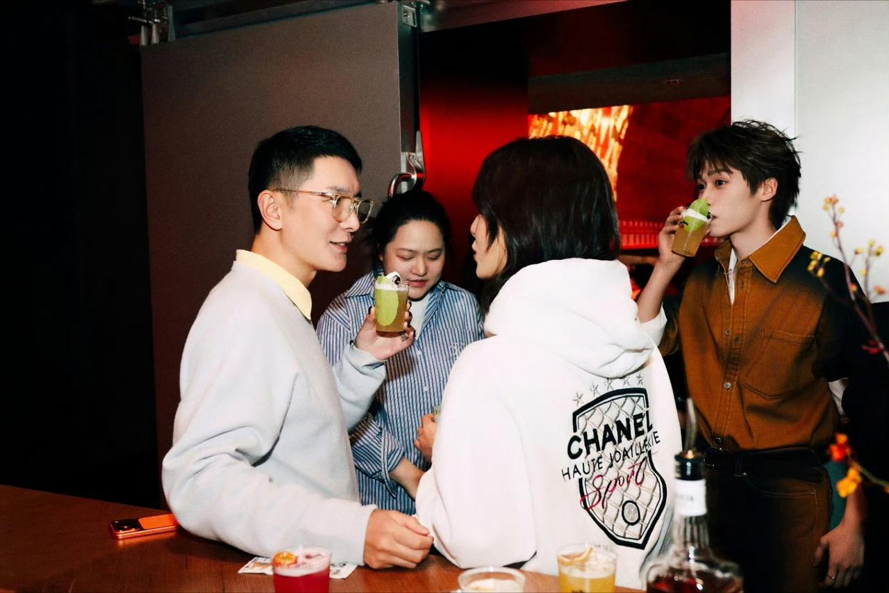 辛芷蕾梓渝同框！这画面我真没想到
 
谁刷到辛芷蕾梓渝同框 不眼前一亮！咱就是说