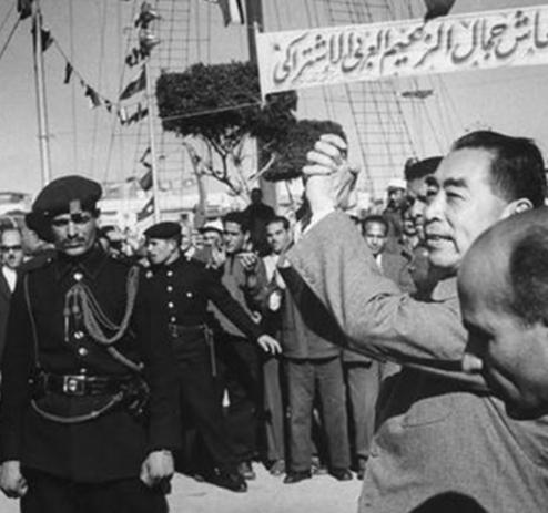 1963年底，周总理访问埃及，在总统举行的招待会上，一位当地情报高官趁周总理面前
