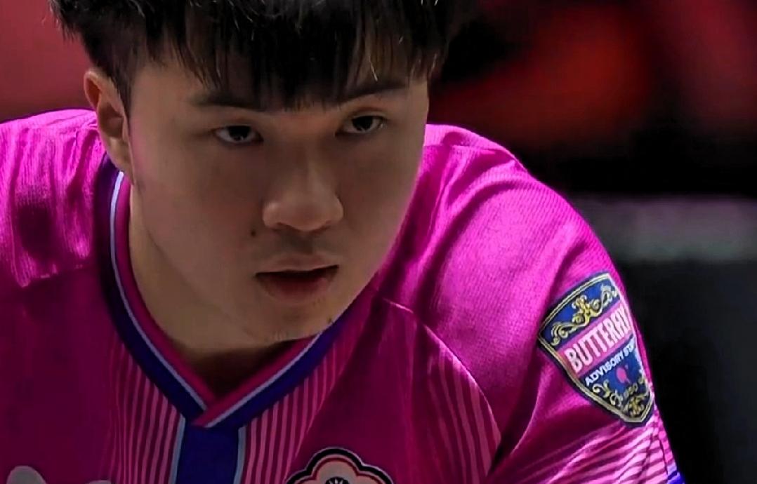 新加坡大满贯男单决赛：
林昀儒挑战王楚钦
首局，开场林昀儒手紧，连丢5分。
王楚