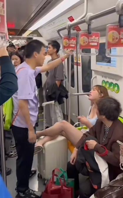 5月24日上海地铁上18岁女子脚踹男子一事，处理结果出来了，她把双脚搭行李箱上，