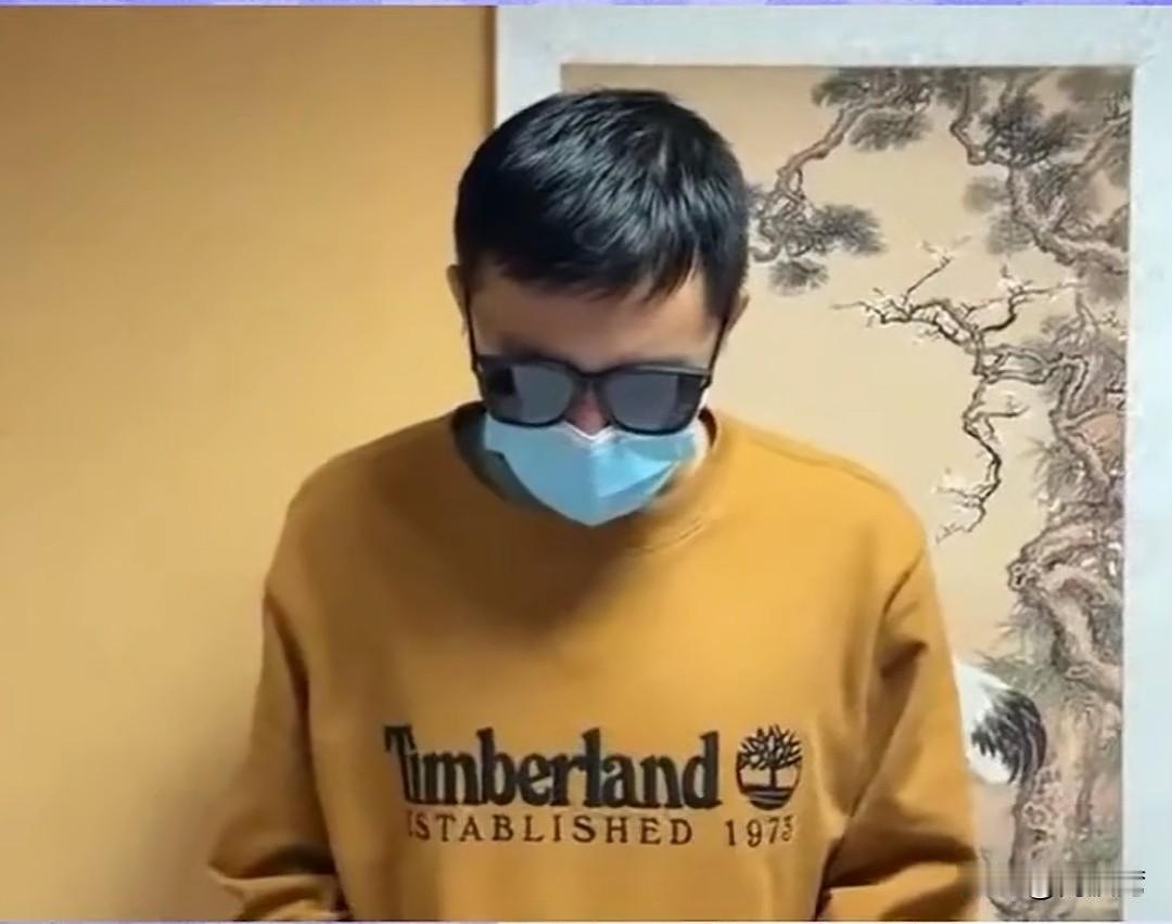 有点心痛，该学生来自南京，学的还是历史专业，竟然能在课堂上身披日本侵略军的旗帜。