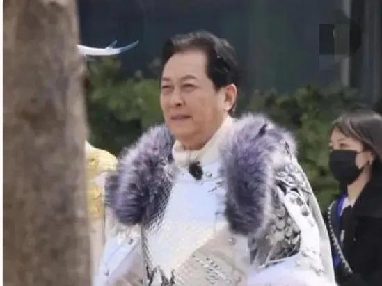 唐国强、谢娜、杨迪现身江西上饶，引发现场关注。他们或参与活动，或录制节目，为上饶