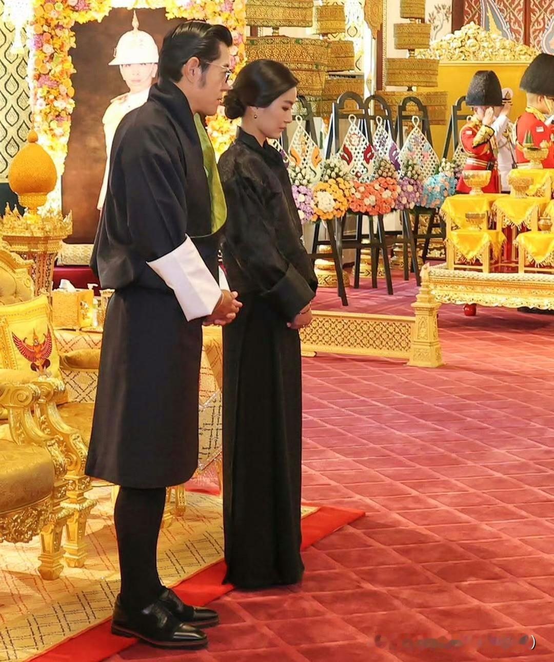 不丹旺楚克国王和佩玛王后前来吊唁！玛哈国王和苏提达王后、诗琳通公主、思蕊梵公主陪