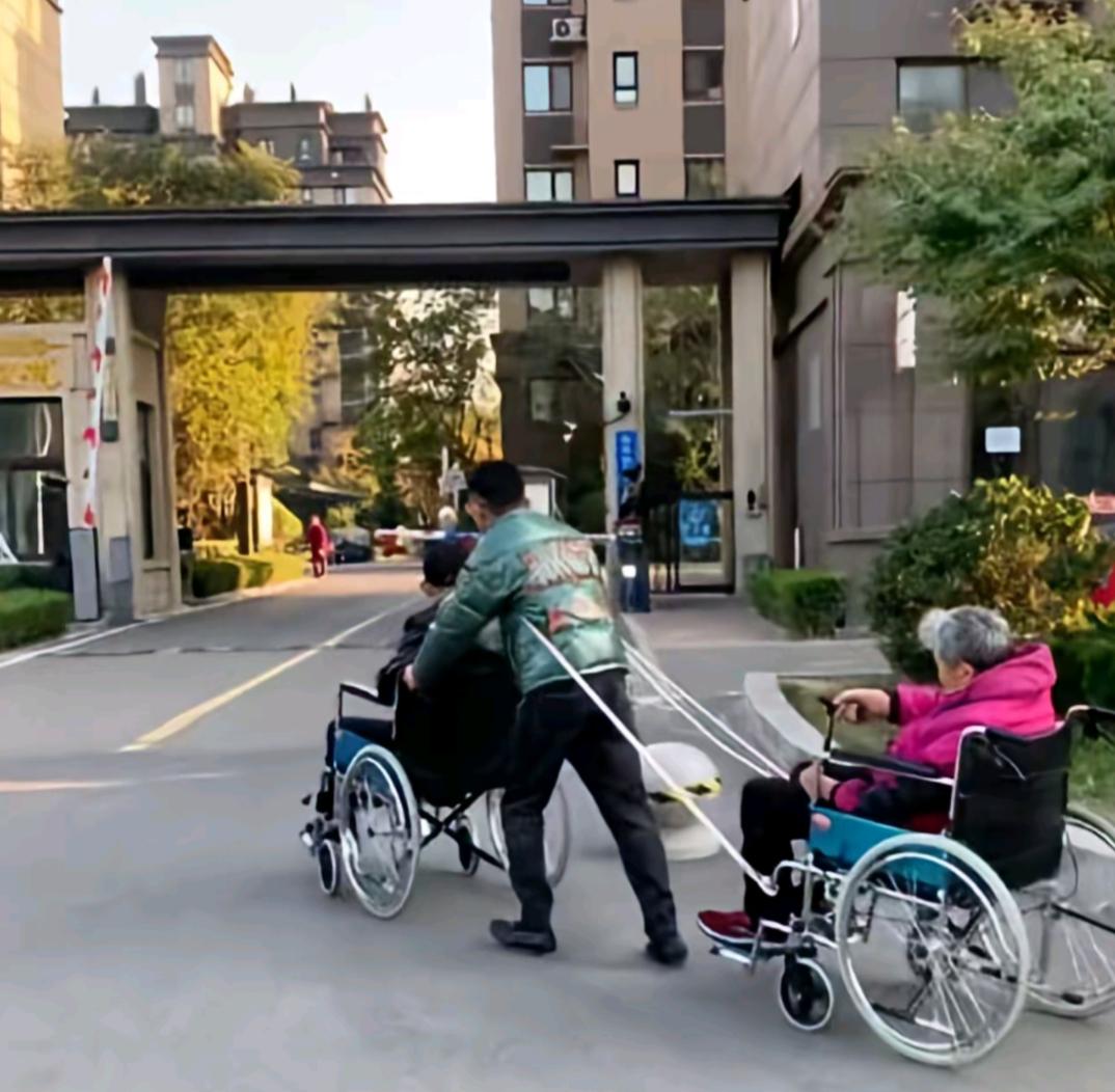 这图片，像是孙子前面推着爷爷后面拉着奶奶！但是，有这么孝顺的孙子吗？
大概率还是