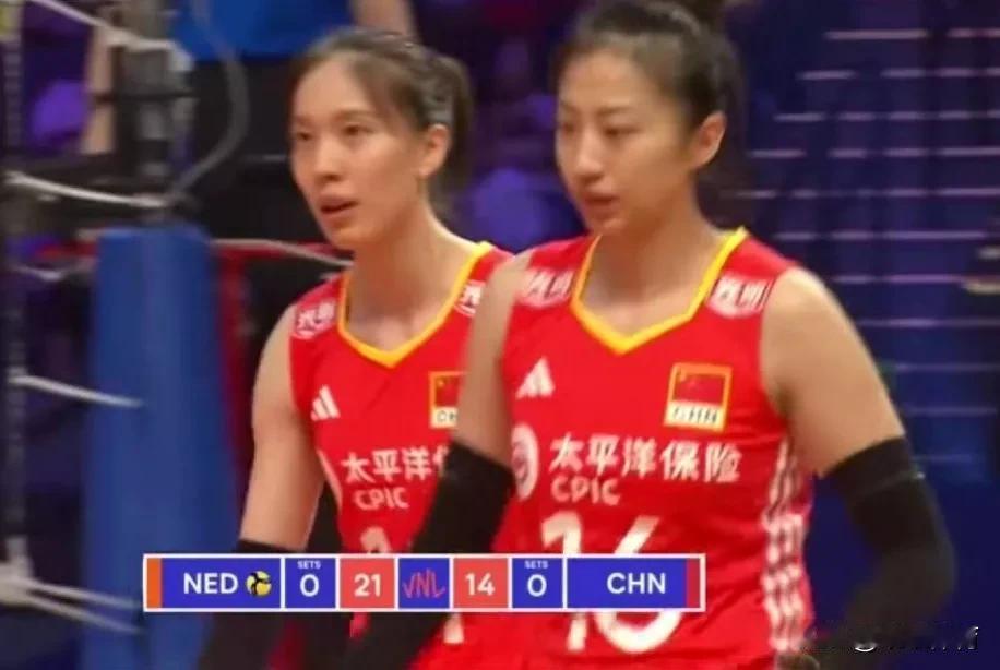 澳门站中国—荷兰
第一局中国女排21：25失利。
中国队的首发维持了七仙女阵容，