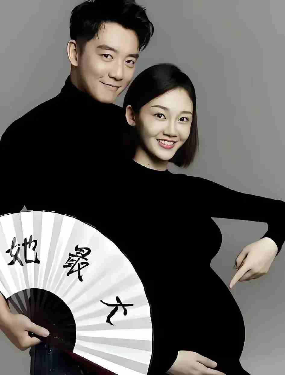 陈乔恩在节目里追着问苗苗和郑恺谁追的谁，这段对话真是越品越有意思。
 
苗苗笑着