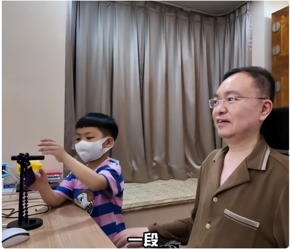 看哭！蔡磊儿子满分试卷刷屏：爸爸是渐冻症超人，我要当科学家治好他 