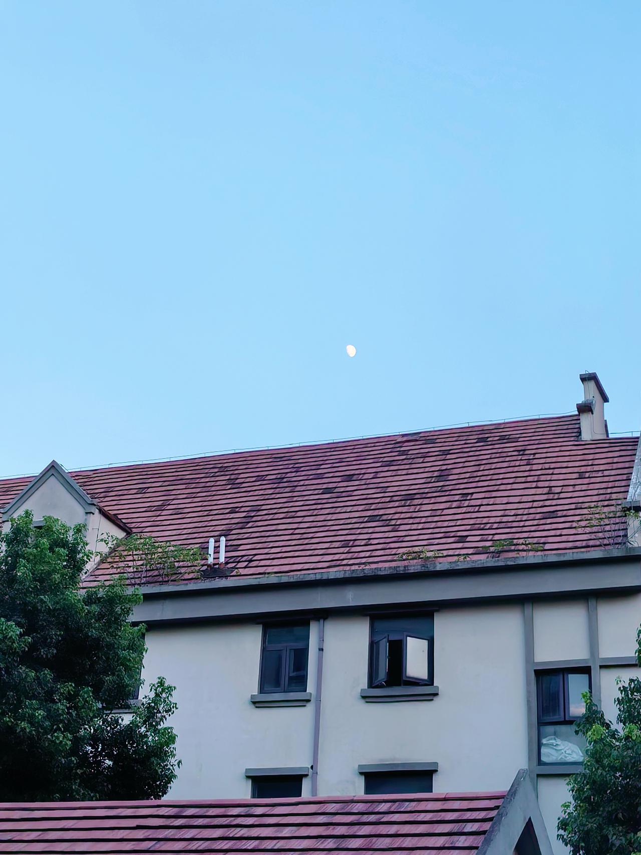 月光它落屋檐～

👧琪同学一句：
“外面风平浪静。”

拿起球拍找个空地，
羽