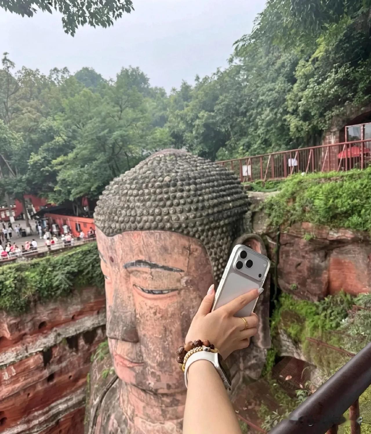 女网友去看乐山大佛

我打电话说，顺便帮我求佛许愿哦！

她咣叽～发了图片过来