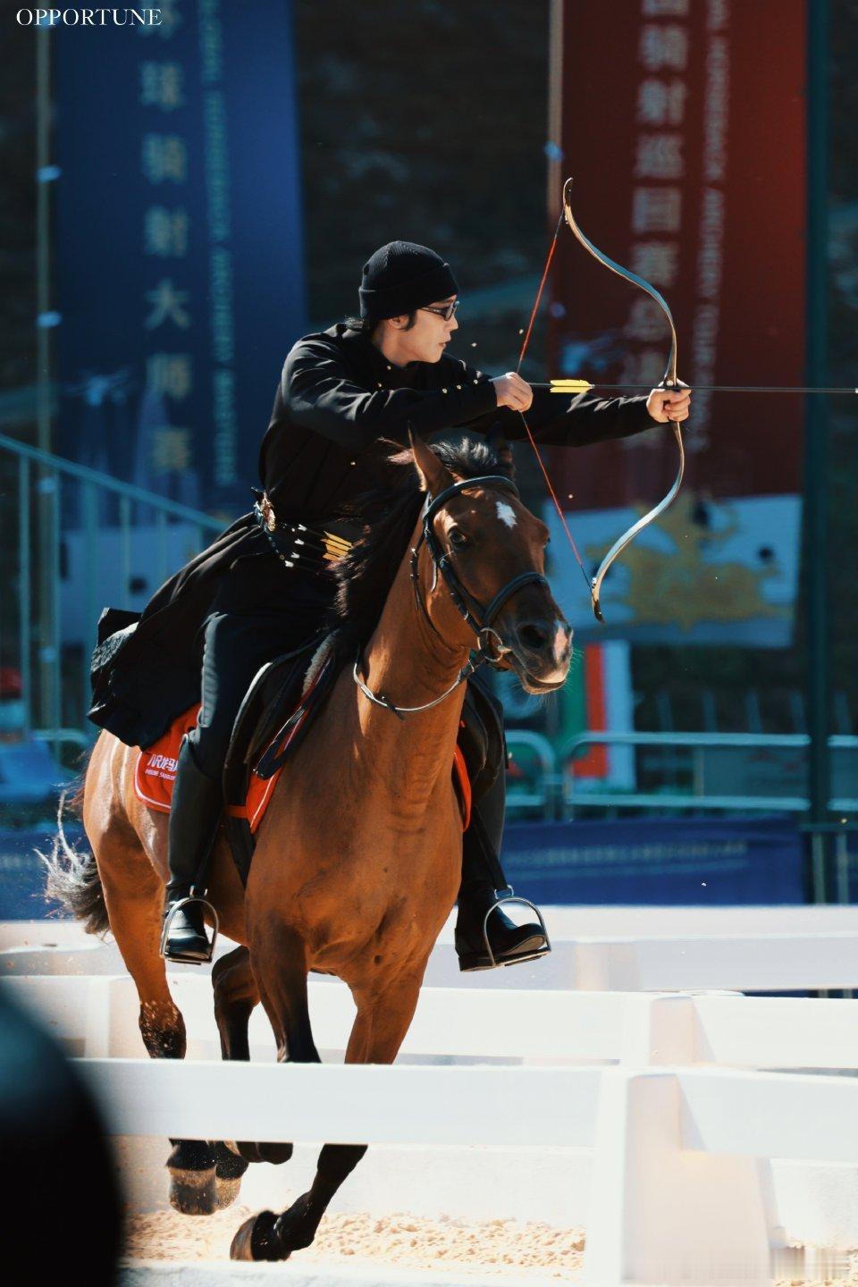 于适 2025全国骑射巡回赛总决赛路透，他好会用腰发力、一整个男子的力量感 