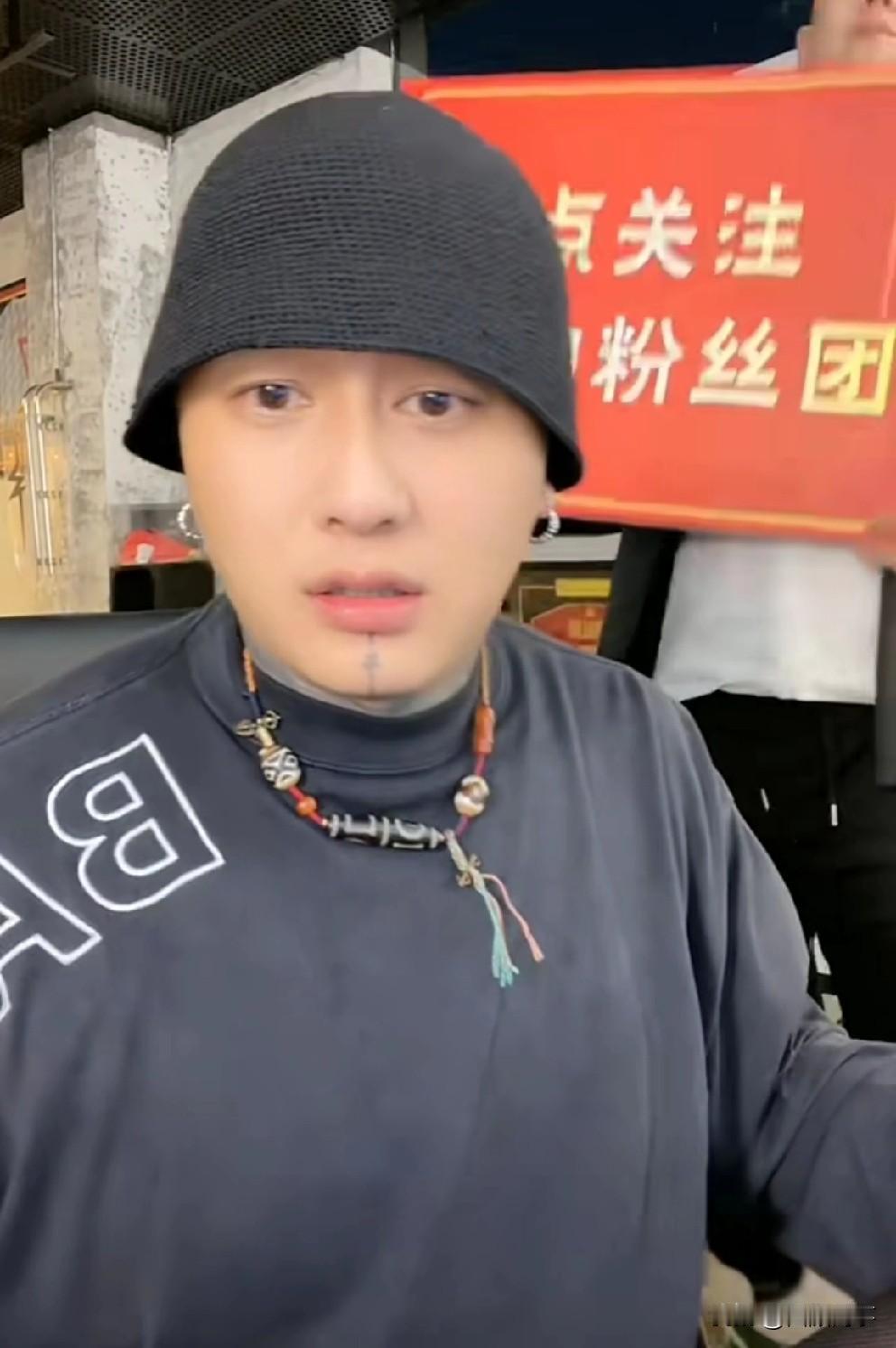 f/z小号疯狂涨粉跪求ks官方及时停止，号令粉丝速速取关！

         