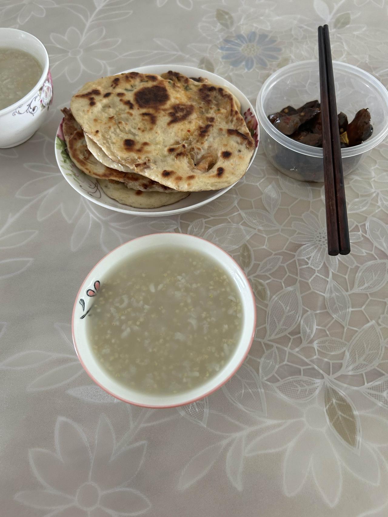 没法上班，便没了收入，只能开源节流度日，连早餐都得自己动手做。
早晨起床后，舀出