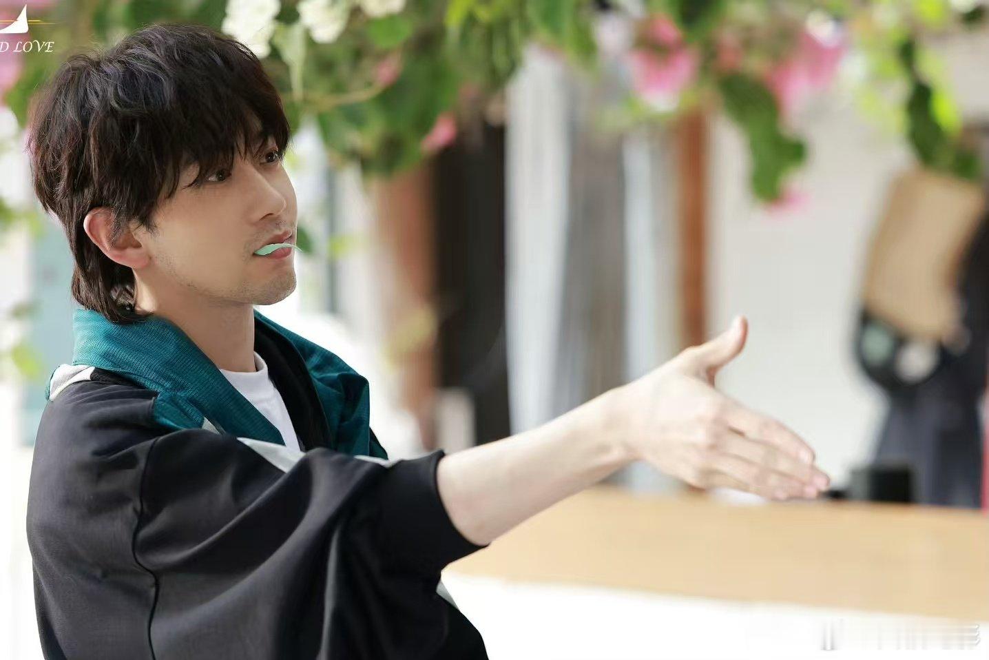 费启鸣 没人能笑着走出理发店 谁被费启鸣这头“理发店翻车款”卷发笑到！《双轨》里