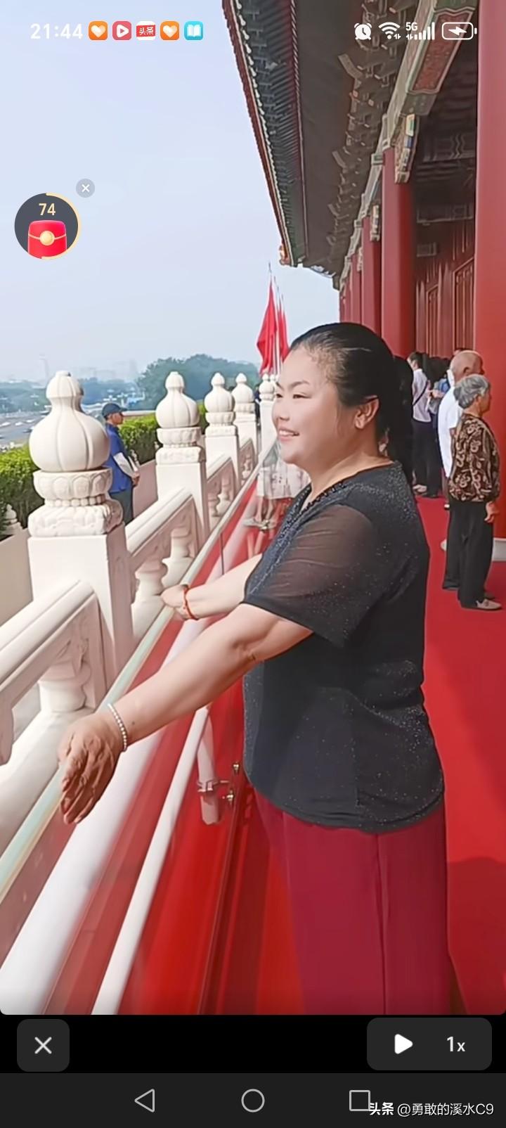 小姨站在天安门城楼上，那庄严的氛围扑面而来。就像有人去北京旅游，看到天安门时被它