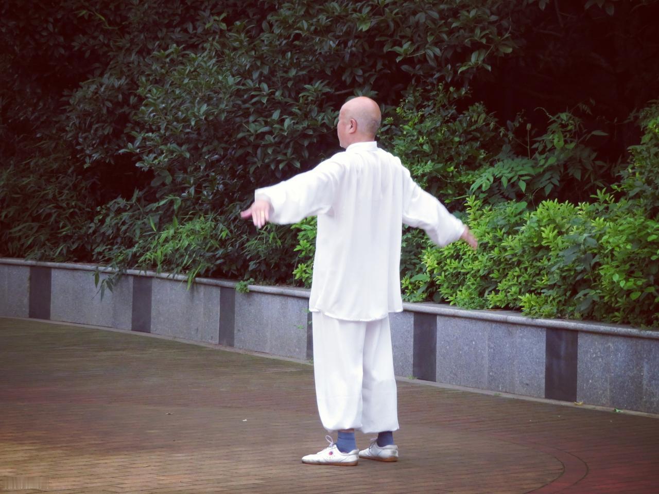 想要养护肺部健康，不妨多做一些侧重呼吸锻炼的运动！肺是人体内气血充盈、也最易积聚