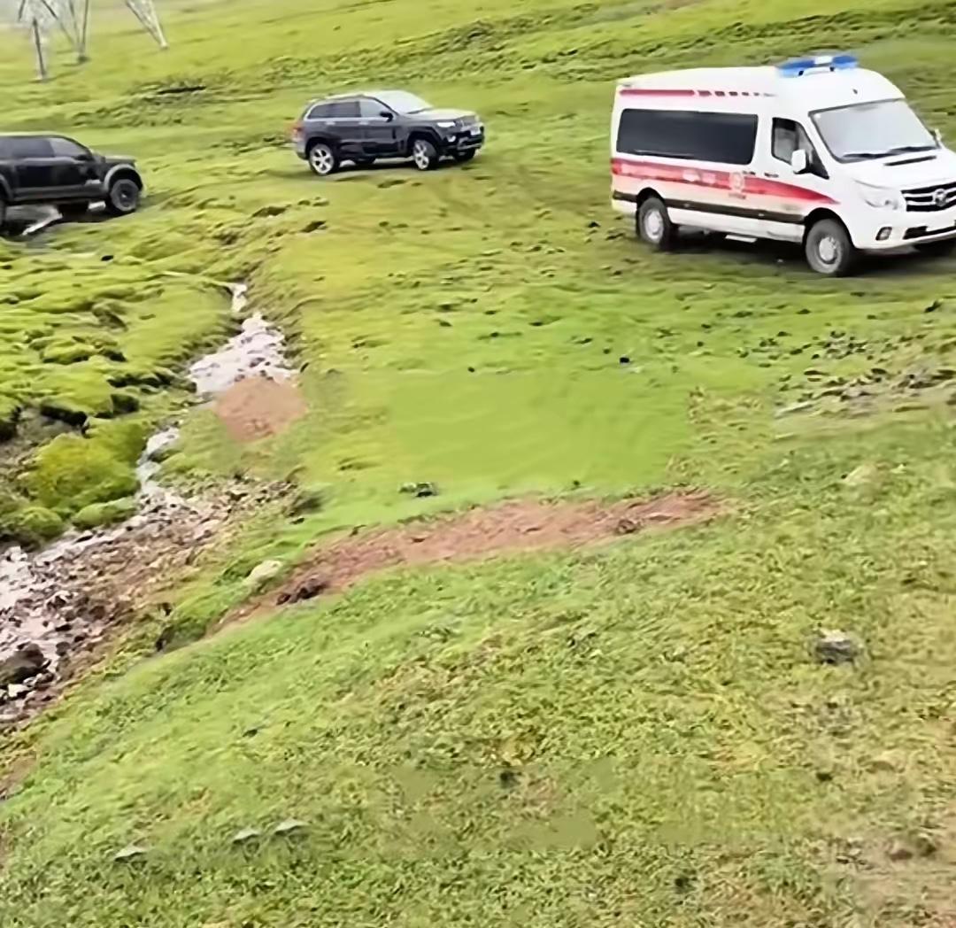 韩红基金会出来解释了！近日有网友拍摄视频，在西藏昌都芒康山区路段拍到印有“韩红爱