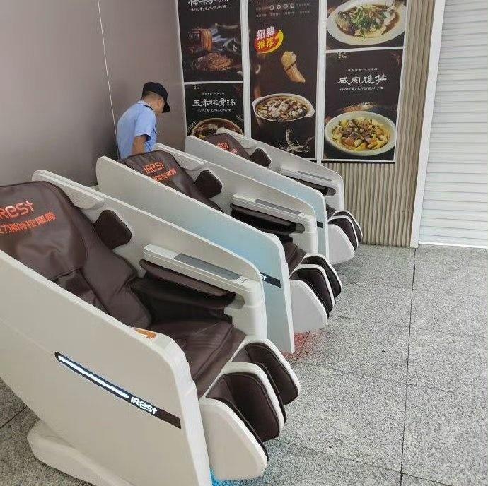 近日，沈女士途经台州市天台县街头服务区休息时，不慎弄丢价值8万元的翡翠戒指，随即