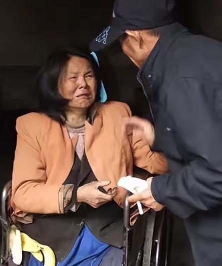 2001年，山东单县，43岁光棍在街头捡回一位截瘫女子，不料，女子半年后突然提出