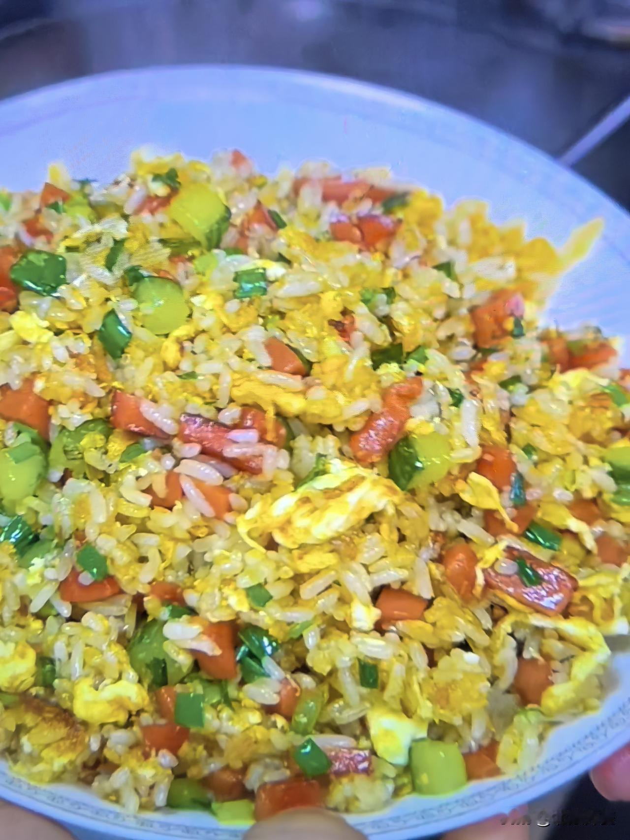 小时候经常吃的早餐是蛋炒饭，蛋香裹着米饭，粒粒分明
  小时候最爱吃妈妈做的蛋炒