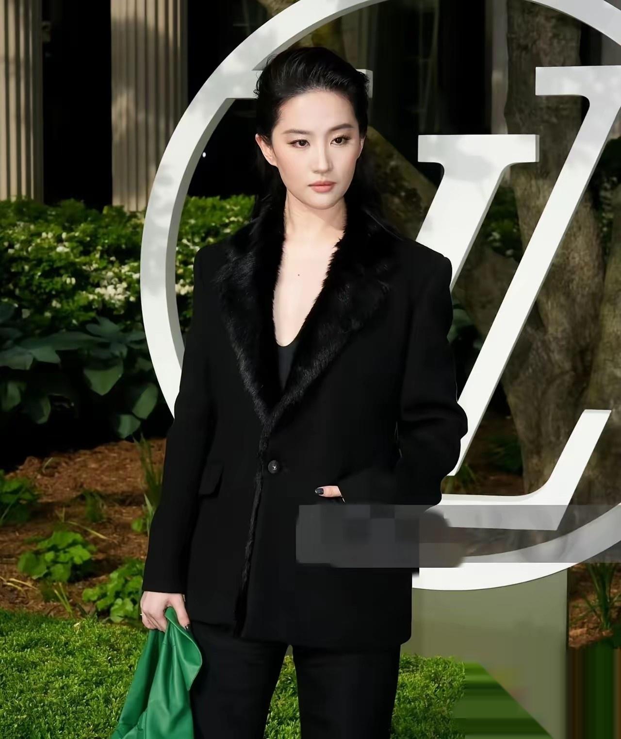 哎哟，你们说刘亦菲900天不拍戏，她真不怕过气啊？
按说她这咖位，一年拍两部剧还