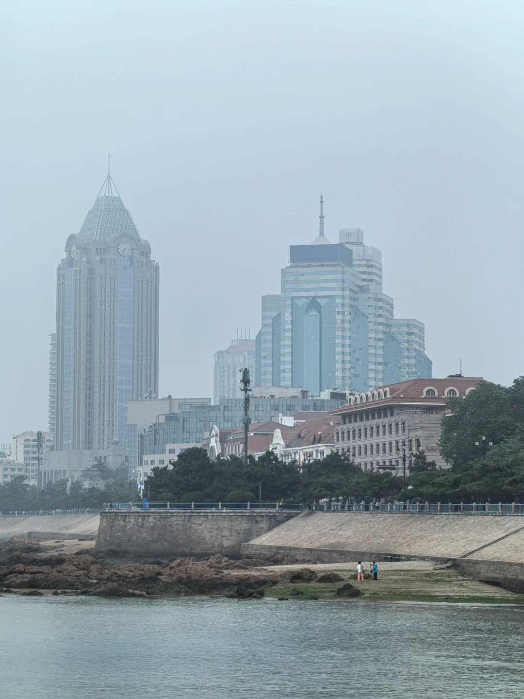 9.14青岛街头实况 前海阴天有雾令人沮丧