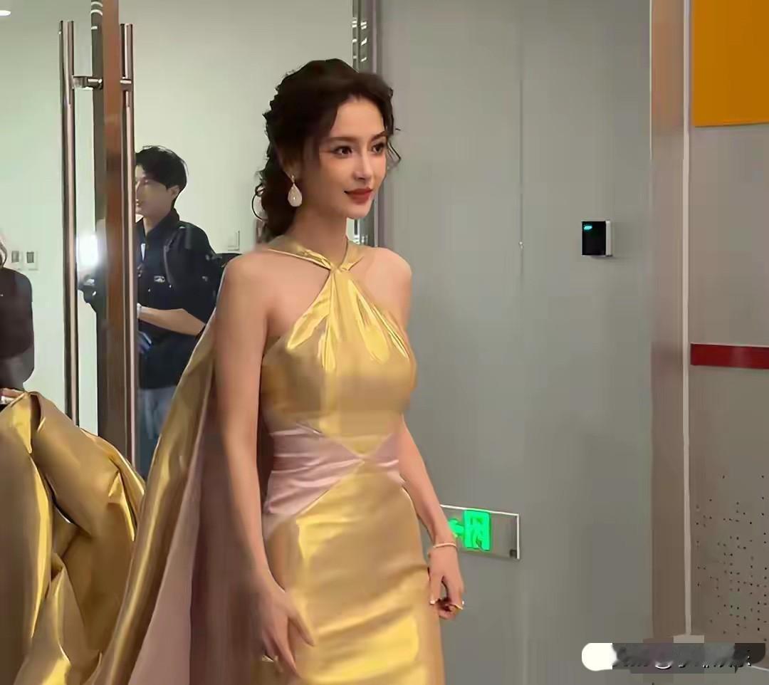 杨颖参加时尚芭莎活动，美得不可方物。在争奇斗艳的场合中，她始终光彩照人。她的面容