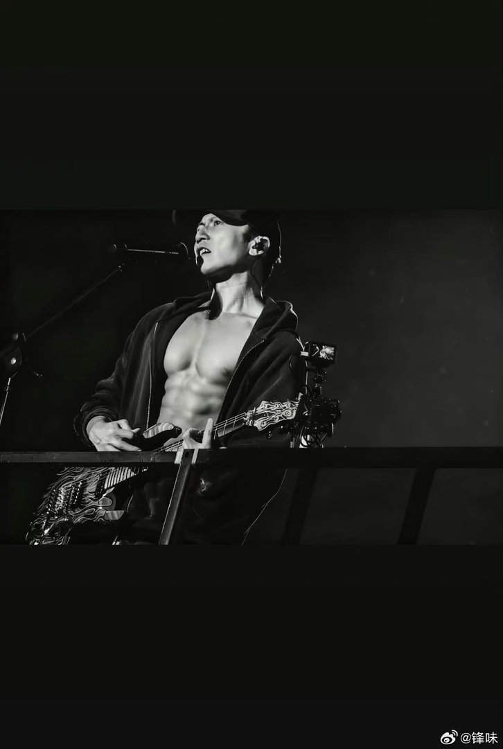 谢霆锋金发脏辫金发脏辫的谢霆锋，是摇滚圈最靓的崽！《推倒重来》炸裂到循环播放停不