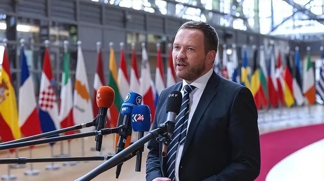 可笑至极。人口137万、经济排名50开外的爱沙尼亚，竟对着中国喊出“二选一”的最