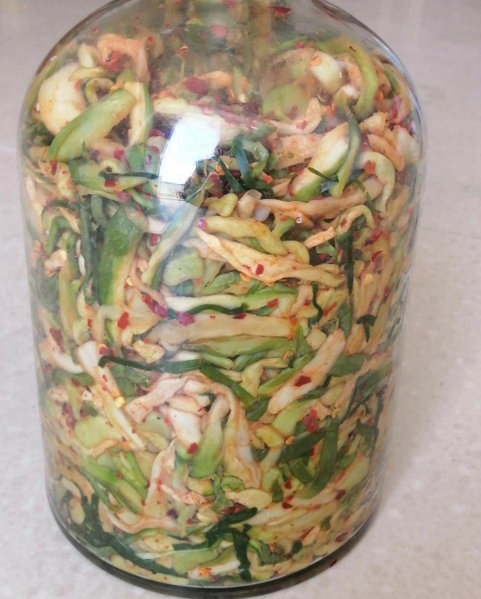 信不信？这么一玻璃罐的萝卜干，用了30斤新鲜萝卜晒制而成。

制作精美，而且是用