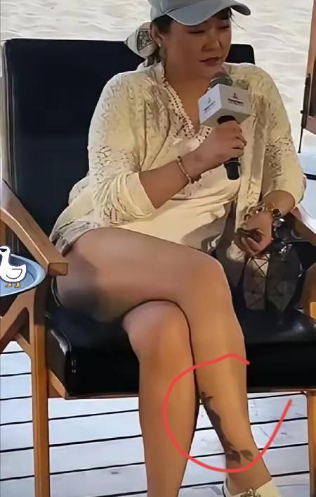 邓超哪是栽了跟头
分明是赢麻了
话说当年他跟那位，气场十足的姐姐同居多年没结果，