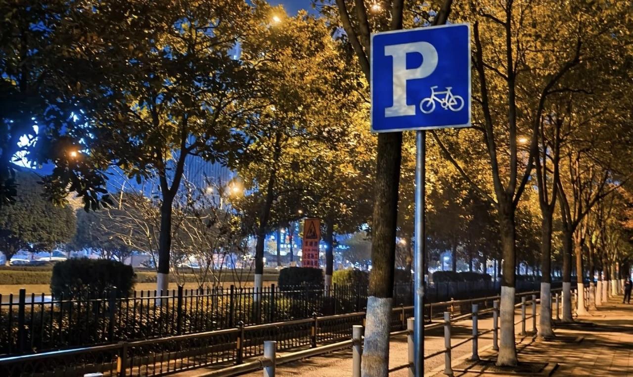 越来越多人开始做小成本生意了。

商场里的门店关了一家又一家，写字楼的空置率也在