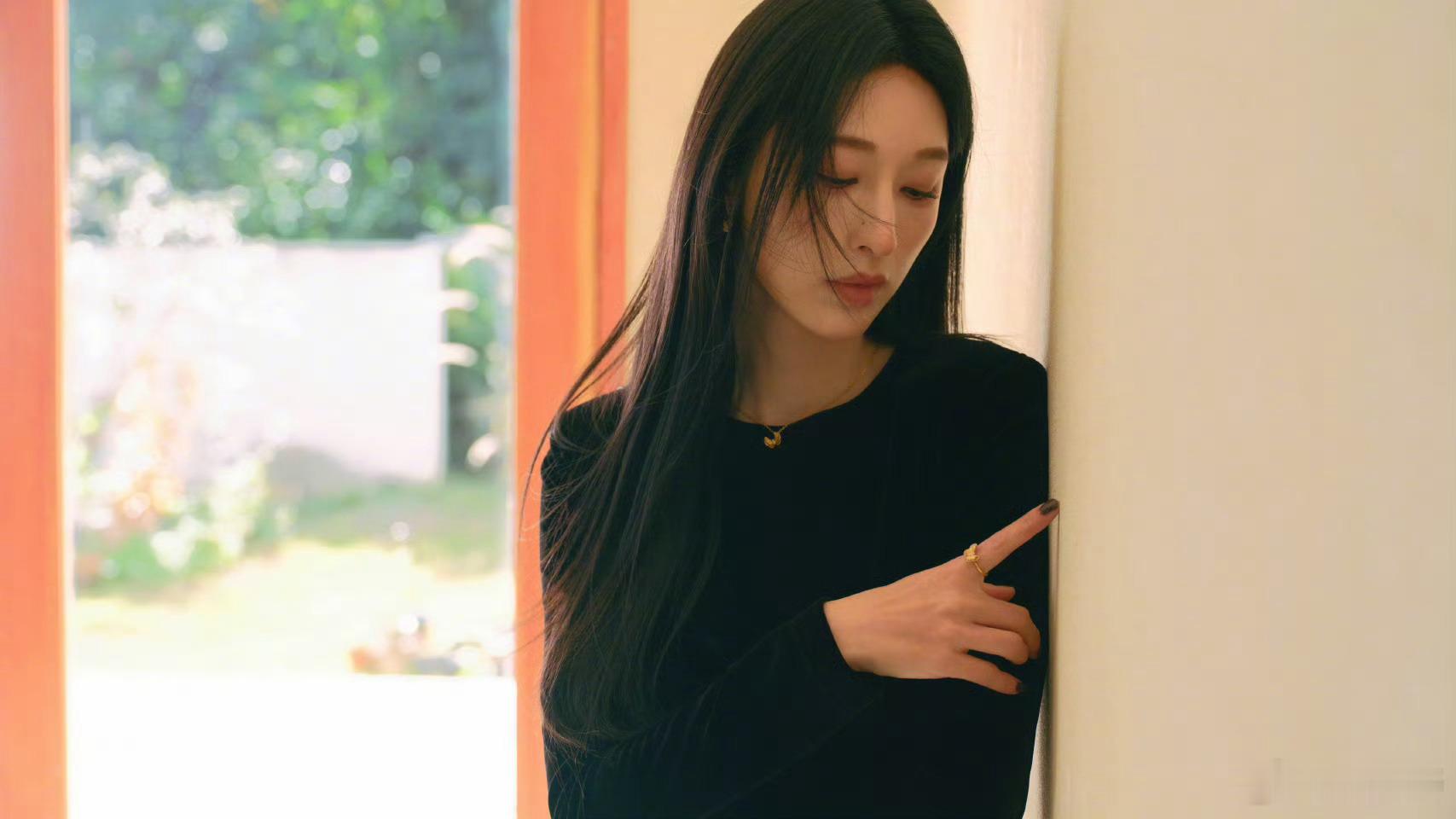 张俪伪素颜妆 这个伪素颜妆好适合张俪，清透底妆衬得肌肤细腻有光泽，没有厚重感，却