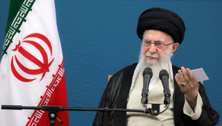 《纽约时报》2月28日援引以色列安全官员透露，美以对伊朗第一轮联合空袭的核心目标