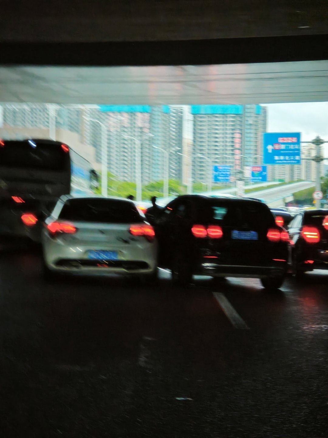 小伙上班喜提新保险杠 ​​​