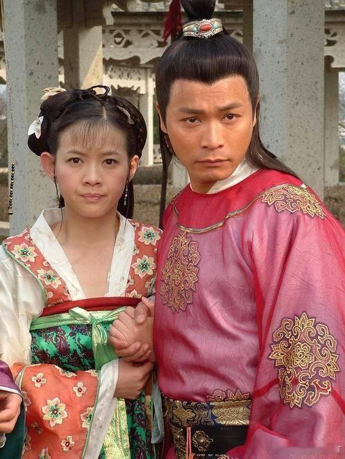 小时候看他总演些憨傻角色，真以为他是傻子专业户，后来才懂那演技背后的深意。 ​​