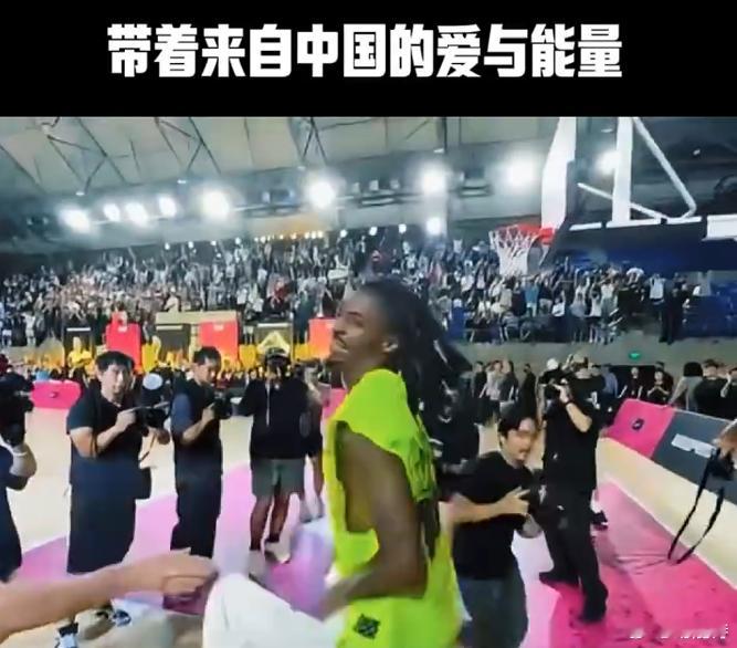 莫兰特比心致谢中国球迷 莫兰特的中国行告一段落时，他通过比心的动作，送上了最真挚