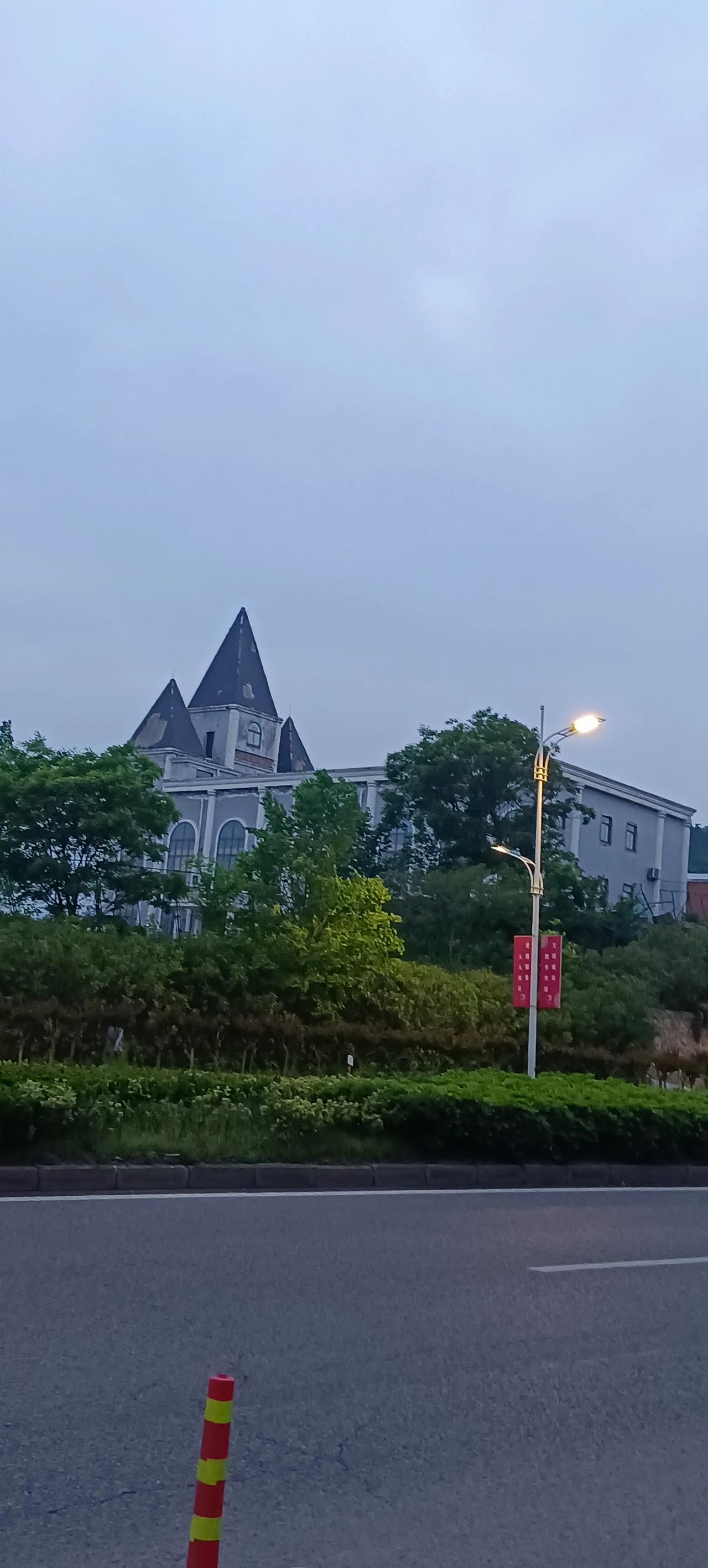 大家有没有注意到，以前全国各地城乡到处都有基督教教堂，可现在这些教堂基本都没什么