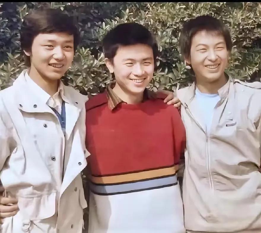 这三位是玉树临风，风华正茂的年纪。这张年代久远的三人合影满是复古怀旧气息，定格了